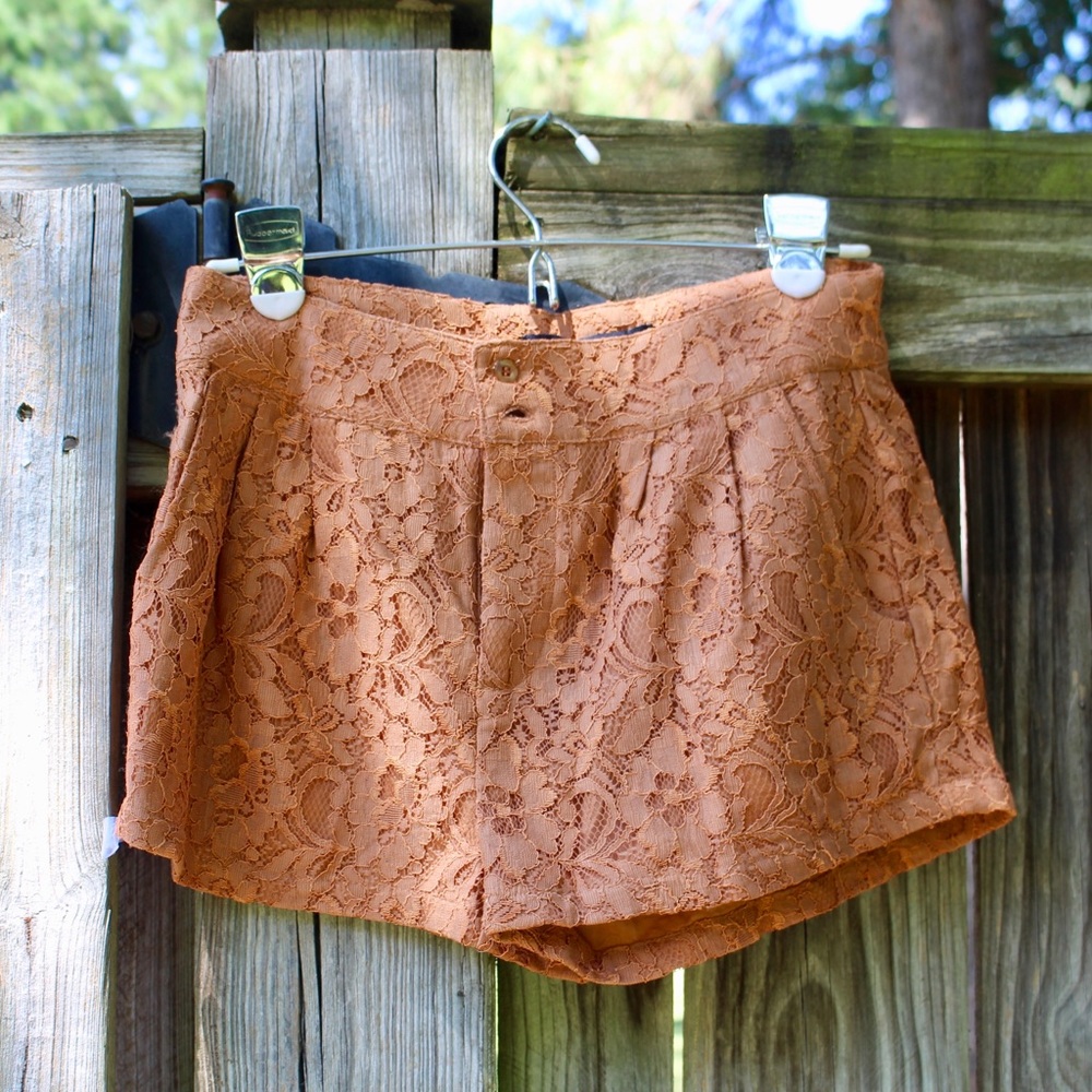 FOREVER 21 NWT Amber Lace Shorts